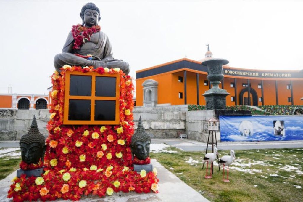 Будда в парке новосибирского крематория